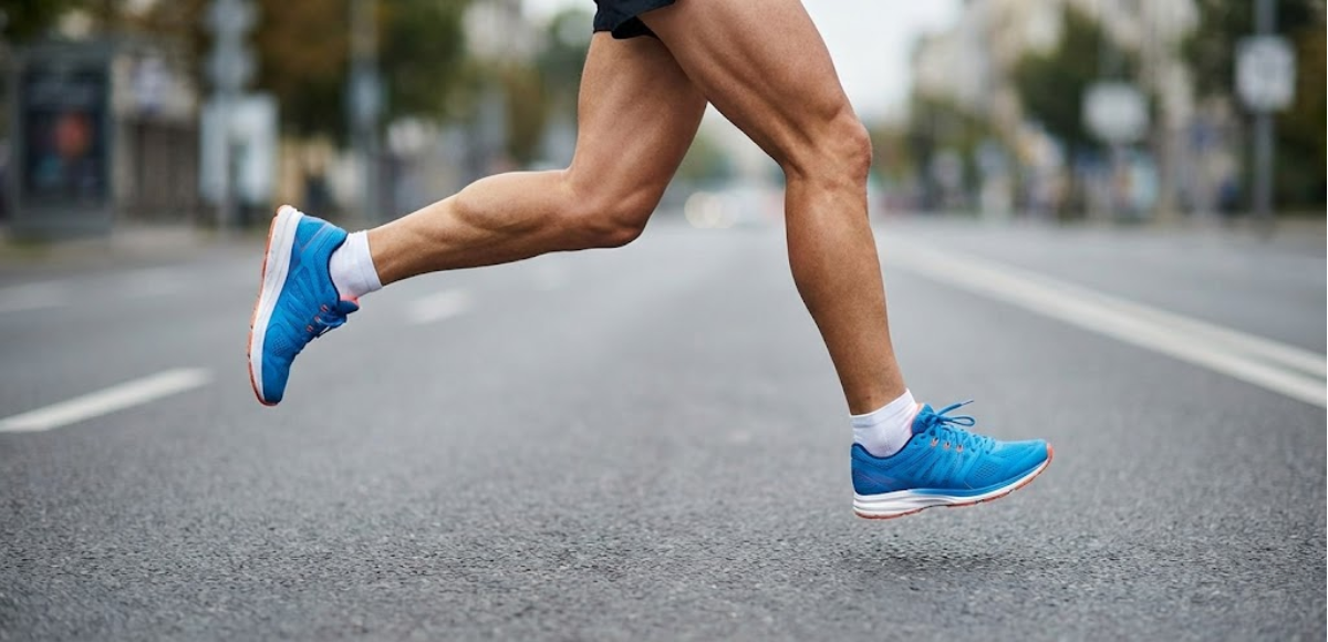What Efficient Runners Do Without Thinking